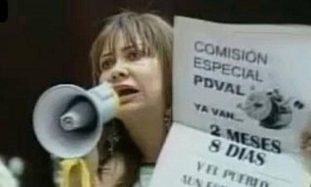  Opositores a Ch�vez hablan con meg�fonos porque les cortan los micr�fonos  