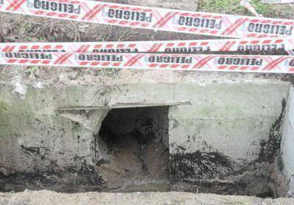 Investigan las causas del vuelco de brea en pluviales de la zona puerto