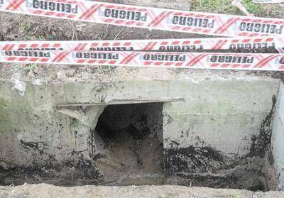 Investigan las causas del vuelco de brea en pluviales de la zona puerto