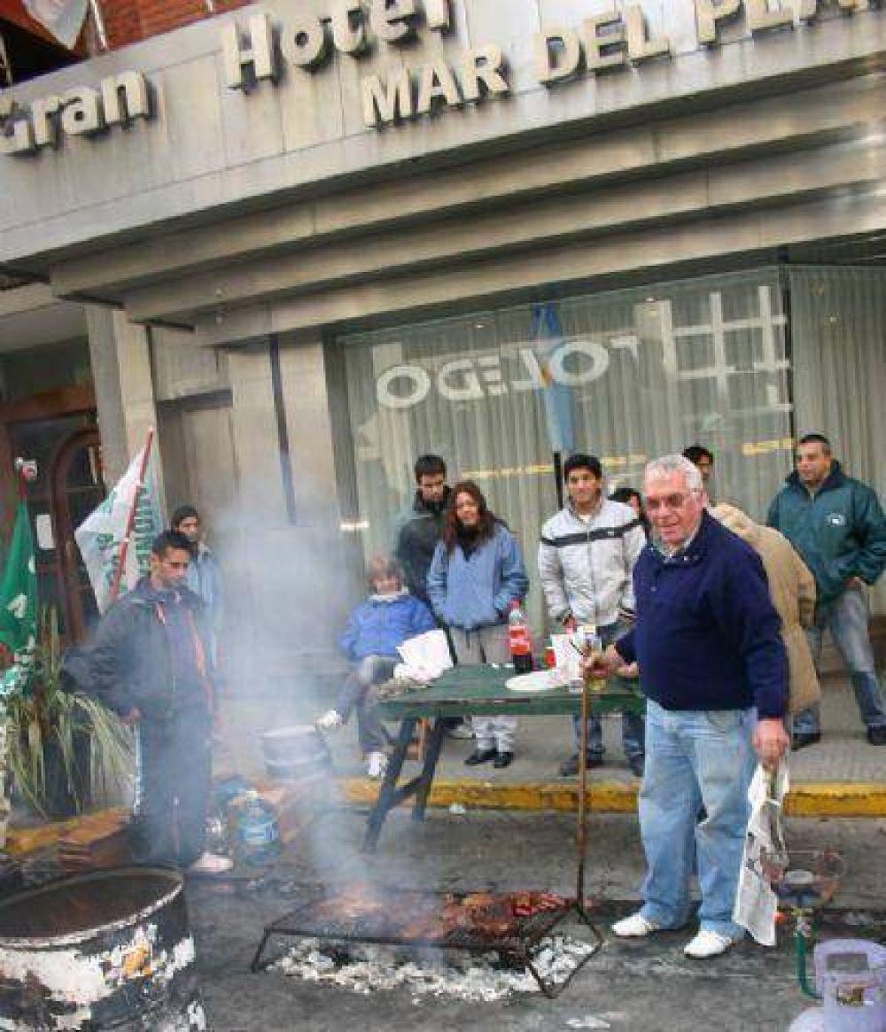 Camioneros continan acampando frente al hotel gerenciado por la duea de El Trbol