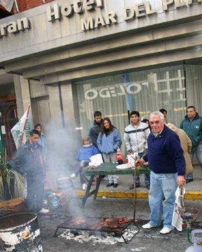 Camioneros contin�an acampando frente al hotel gerenciado por la due�a de �El Tr�bol�