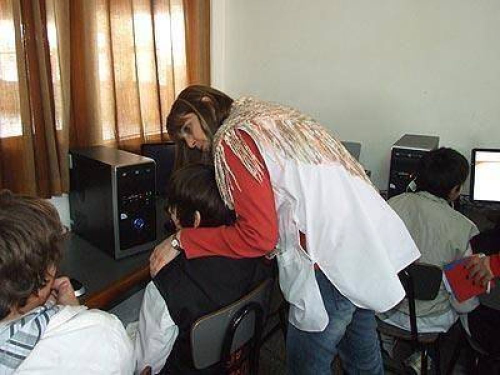 ECHEVERR�A | ES LA PRIMERA EN LA REGI�N Instalaron un aula interactiva en la escuela Bernardino Rivadavia