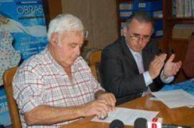 Trenque Lauquen Vi�ales y Barracchia firmaron convenios para tres obras en el Distrito