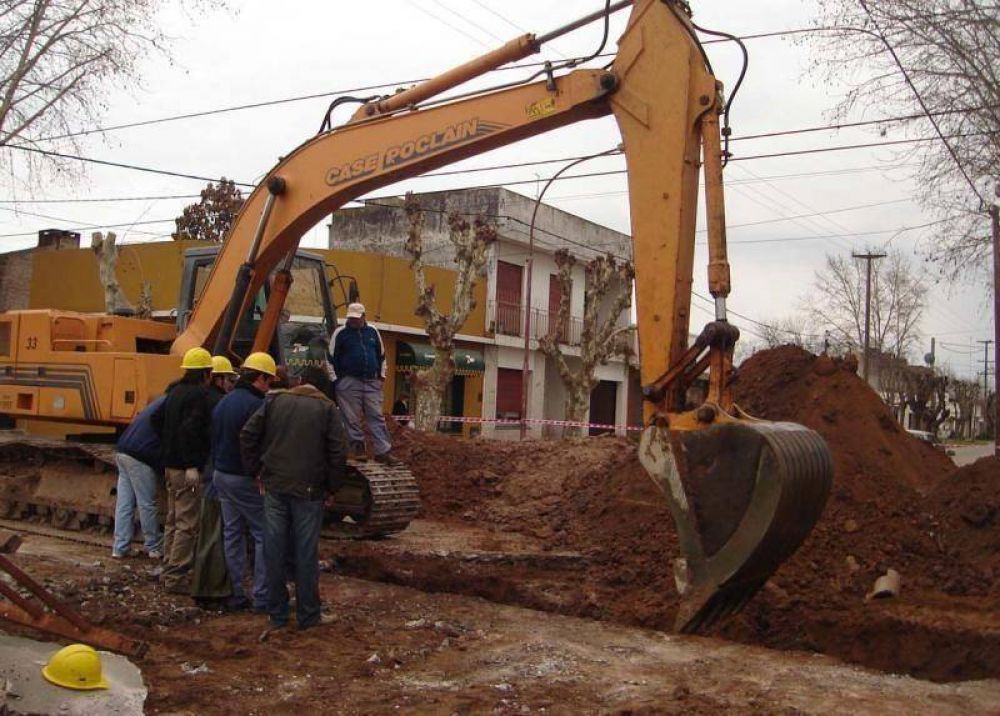 Personal de Obras Sanitarias realiz� una excavaci�n en Estrada y Emparanza