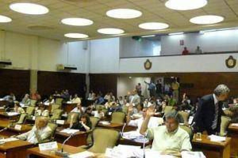 Los diputados aprobaron la ley bovina y repudiaron las tarifas de Aerolineas y los cortes de rutas 