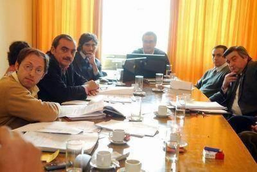 Ante los diputados, Acu�a defendi� la toma de deuda