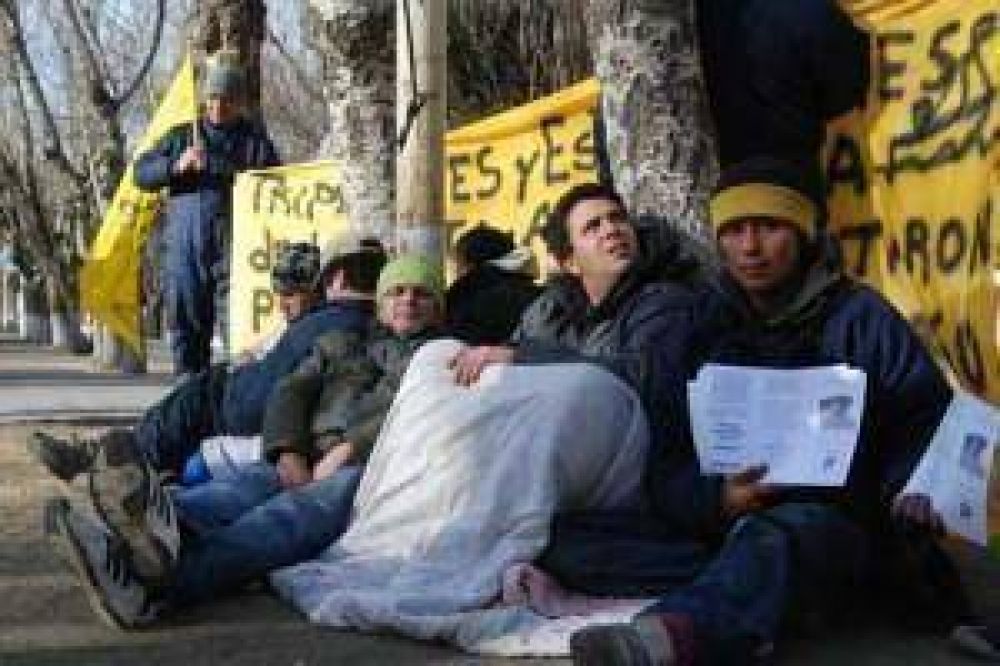 Pescadores de la flota amarilla se encadenaron frente a Casa de Gobierno