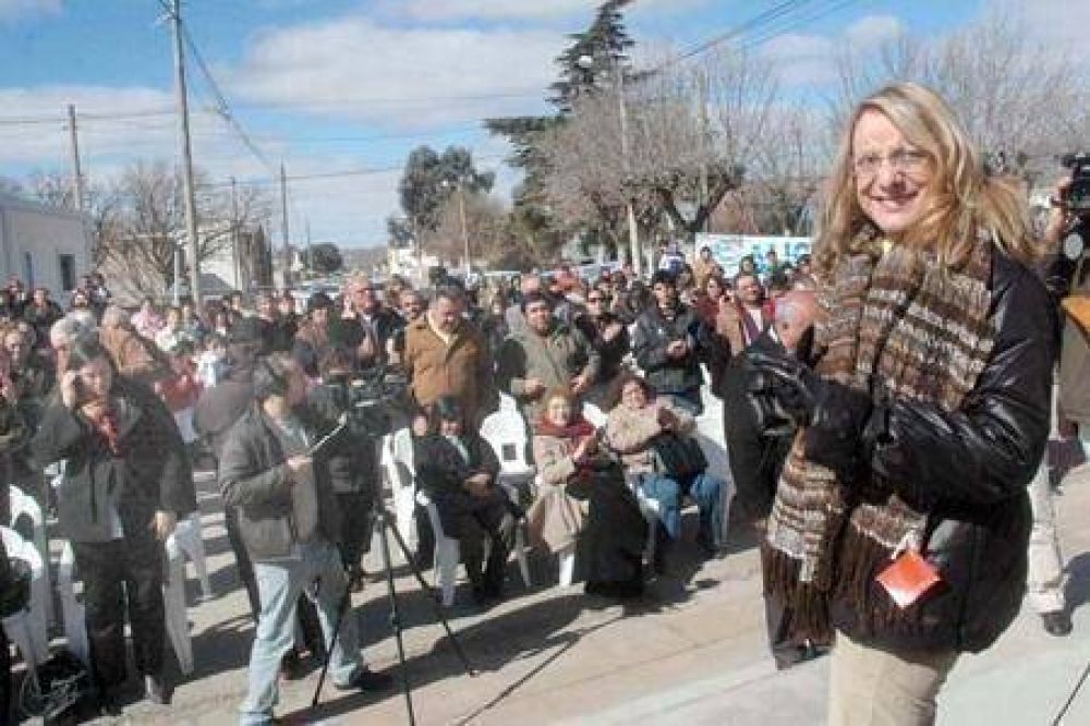 Con clima electoral, la ministra Kirchner reparti� $ 28 millones
