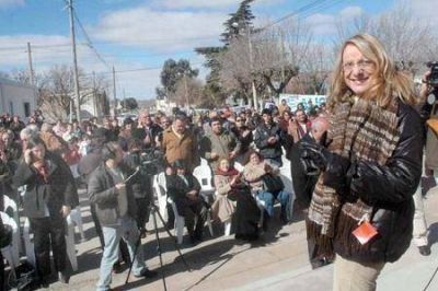 Con clima electoral, la ministra Kirchner reparti� $ 28 millones