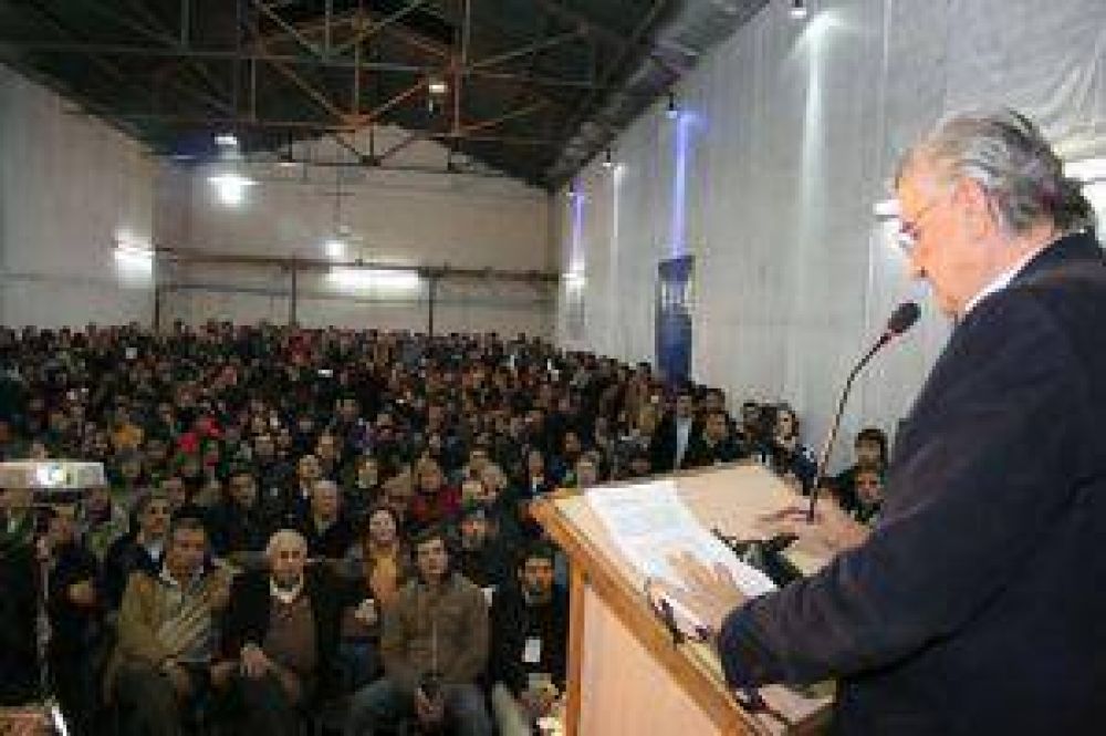 Gioja cerr� la primera jornada con fuertes definiciones pol�ticas 