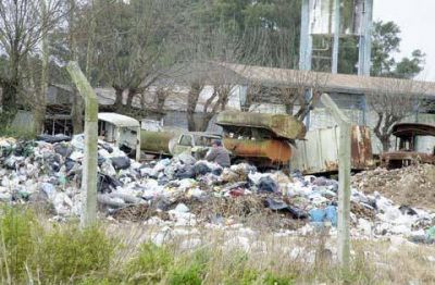 Vecinos molestos por un basural improvisado