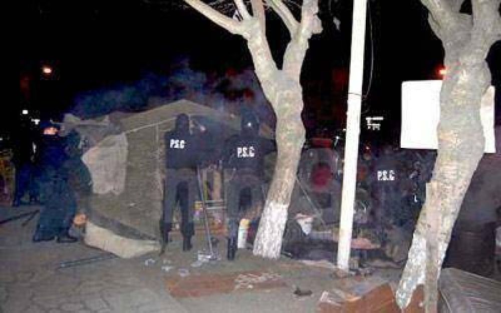 Desalojan a marineros de Caleta en Gallegos: hubo heridos y detenidos