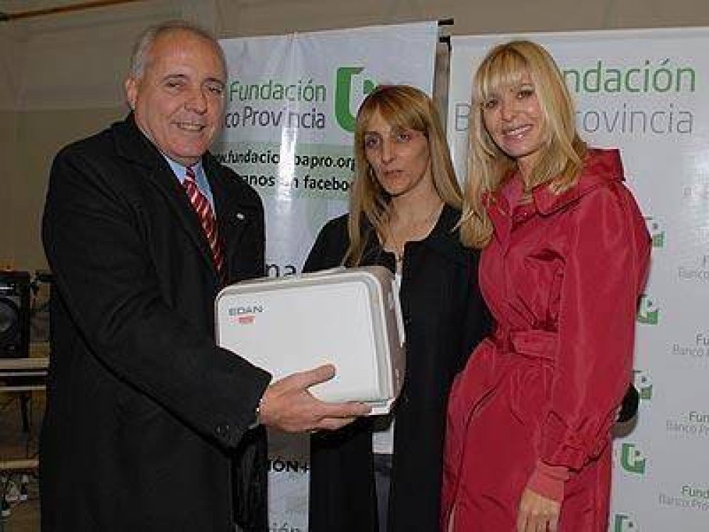 PRESIDENTE PER�N | SOLIDARIDAD Karina Rabolini entreg� donaciones a instituciones junto a Requeiro