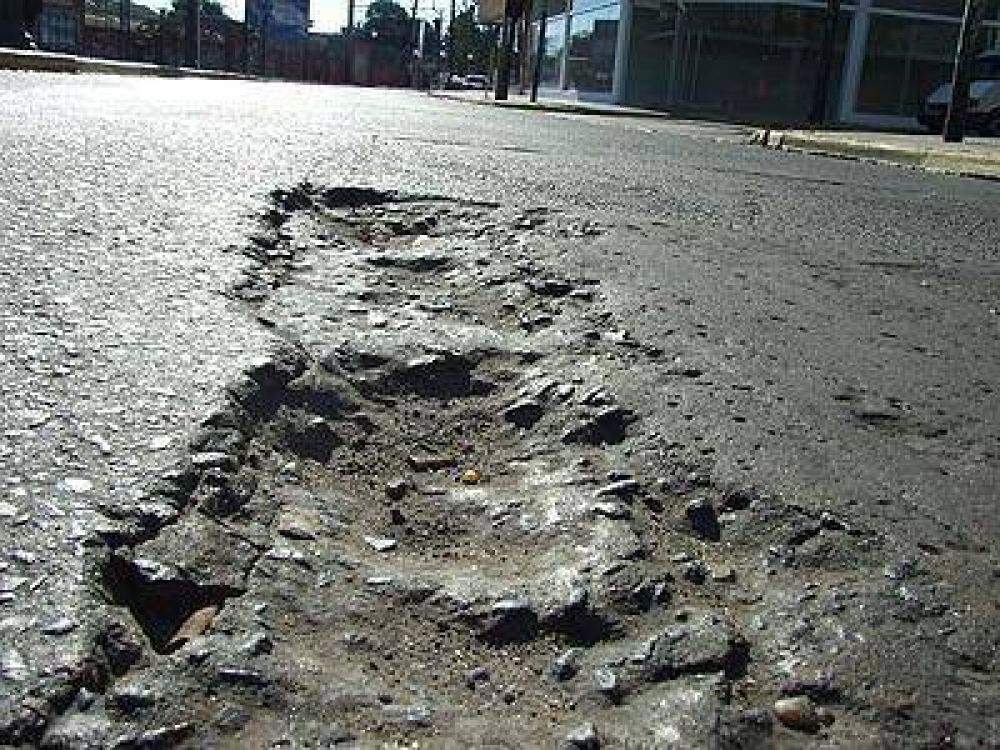  RECLAMO | EN PLENO CENTRO COMERCIAL Quejas por el mal estado de la calle Somellera de Adrogu�