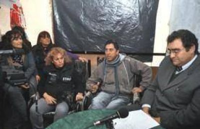 Municipales: tras el aumento levantar�an la carpa, pero dicen que la lucha sigue