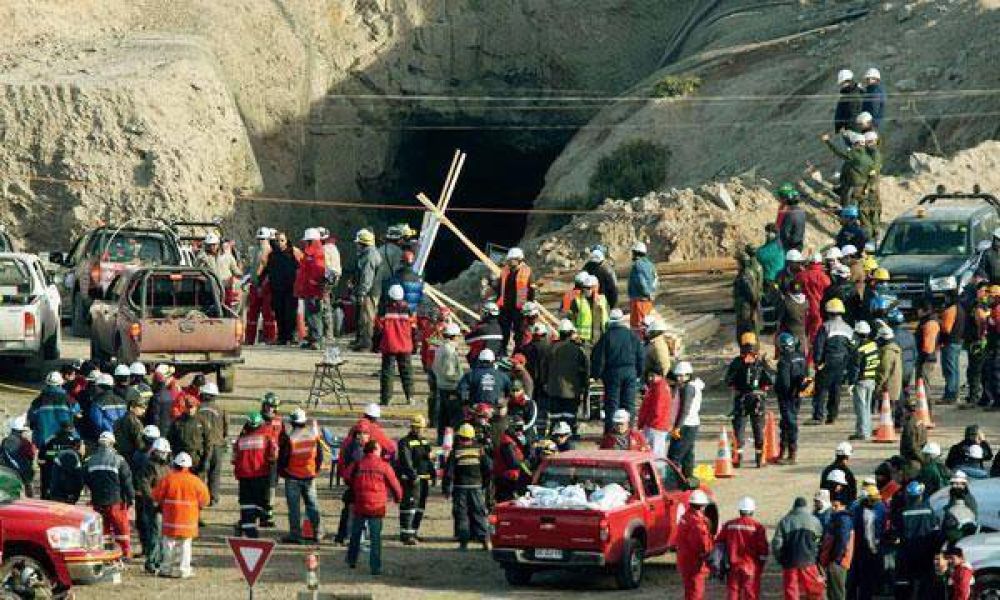 Chile: horas decisivas en los trabajos para localizar a los 33 mineros atrapados  