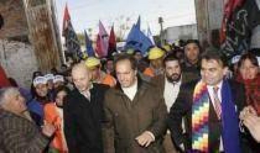 Scioli visit� Solano, presenci� el desfile c�vico y regal� una ambulancia