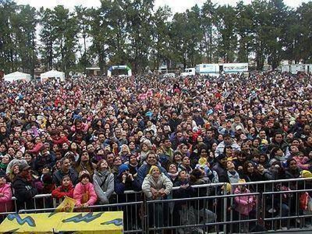  ECHEVERR�A| CIERRE DE LOS FESTEJOS POR EL D�A DEL NI�O Bal� y Pi�on hicieron estallar de alegr�a a grandes y chicos