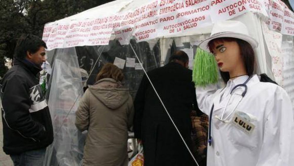 Los m�dicos van por la reincorporaci�n de un colega y para exigir un aumento