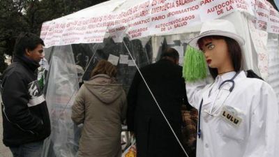 Los m�dicos van por la reincorporaci�n de un colega y para exigir un aumento
