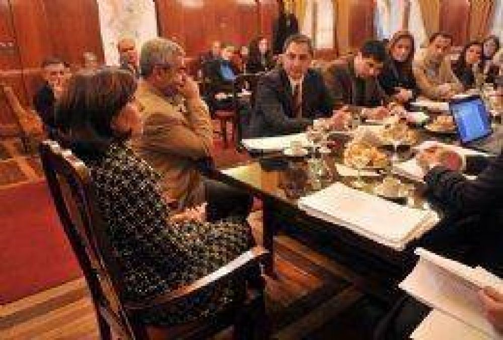 El CAM debe responder al PE sobre la cifra de los postulantes