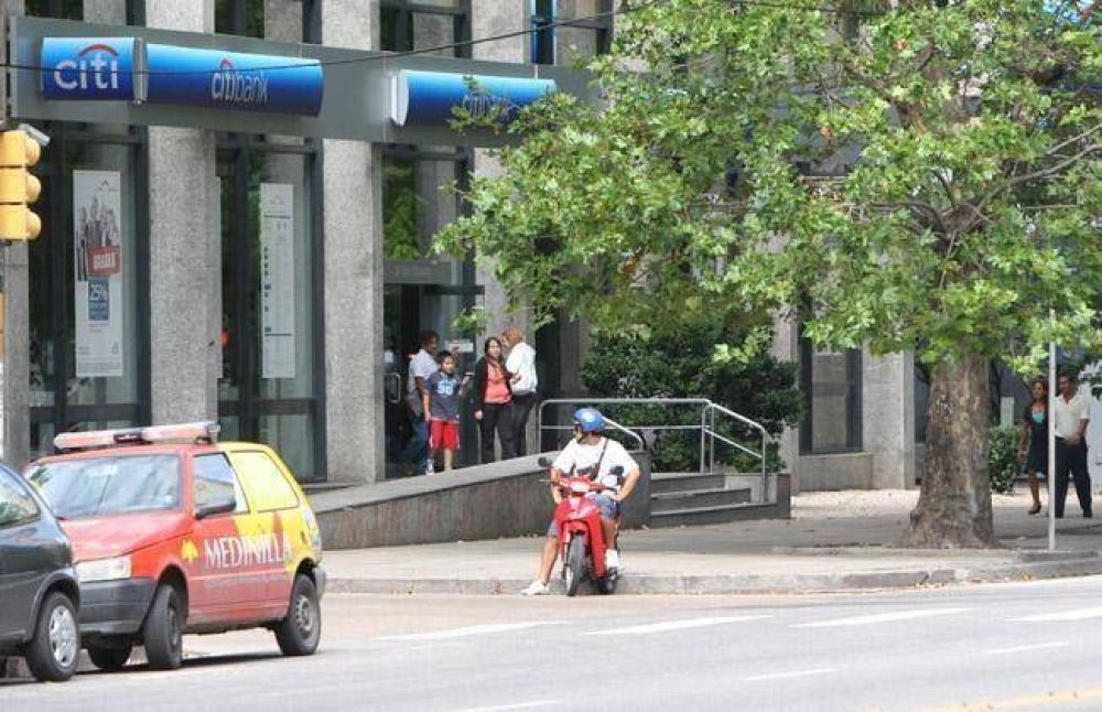 El Ejecutivo eval�a medidas para reforzar la seguridad en bancos