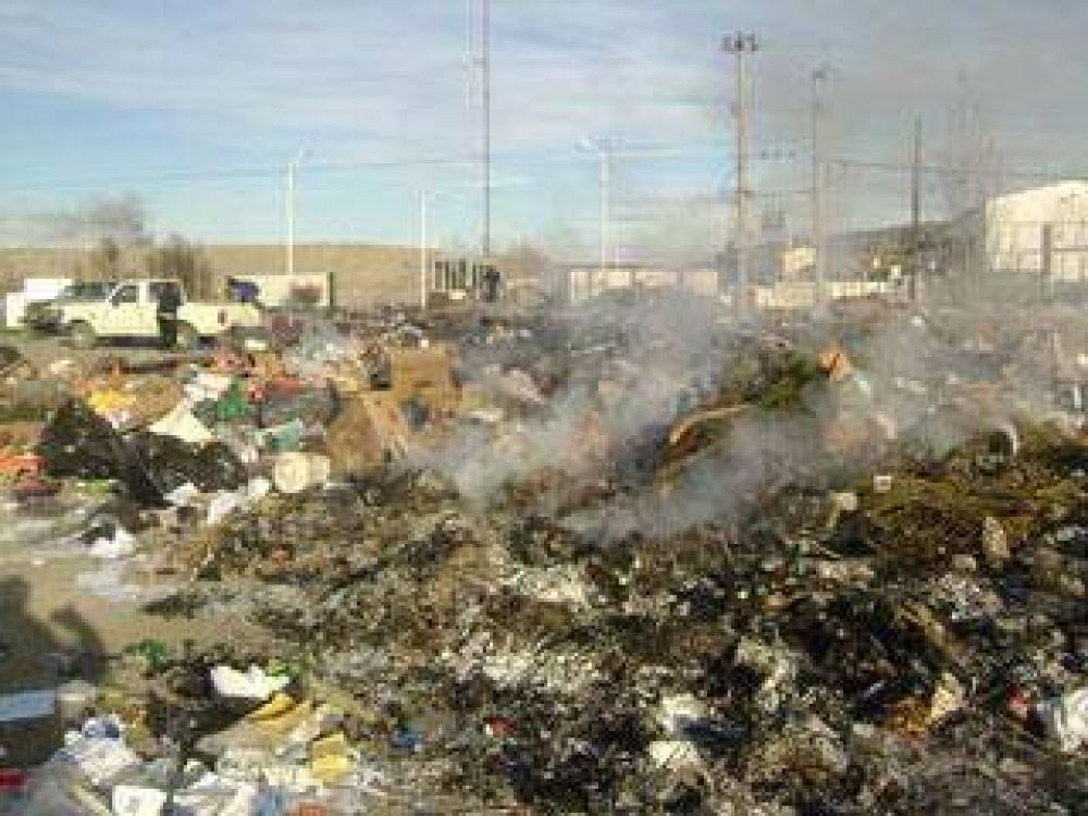 Se acumulan los residuos frente a la planta del Vaciadero