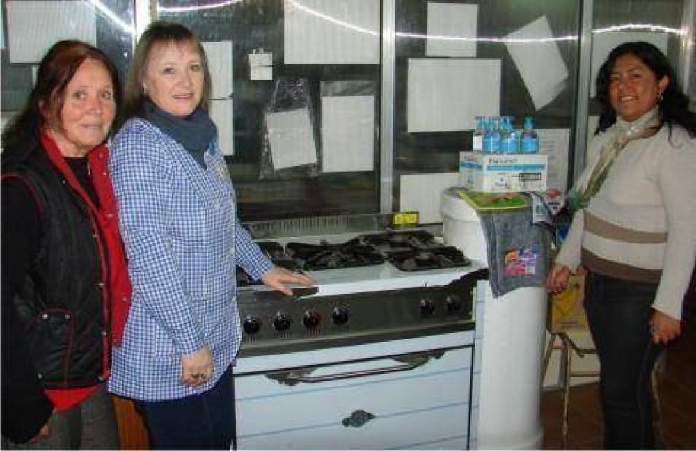 Del Barrio Las Praderas  Consejo Escolar entreg� una nueva cocina industrial y productos de limpieza al Jard�n de Infantes N� 913