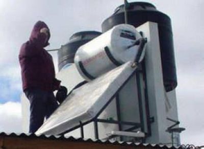 Instalan "termotanques" solares en Moreno