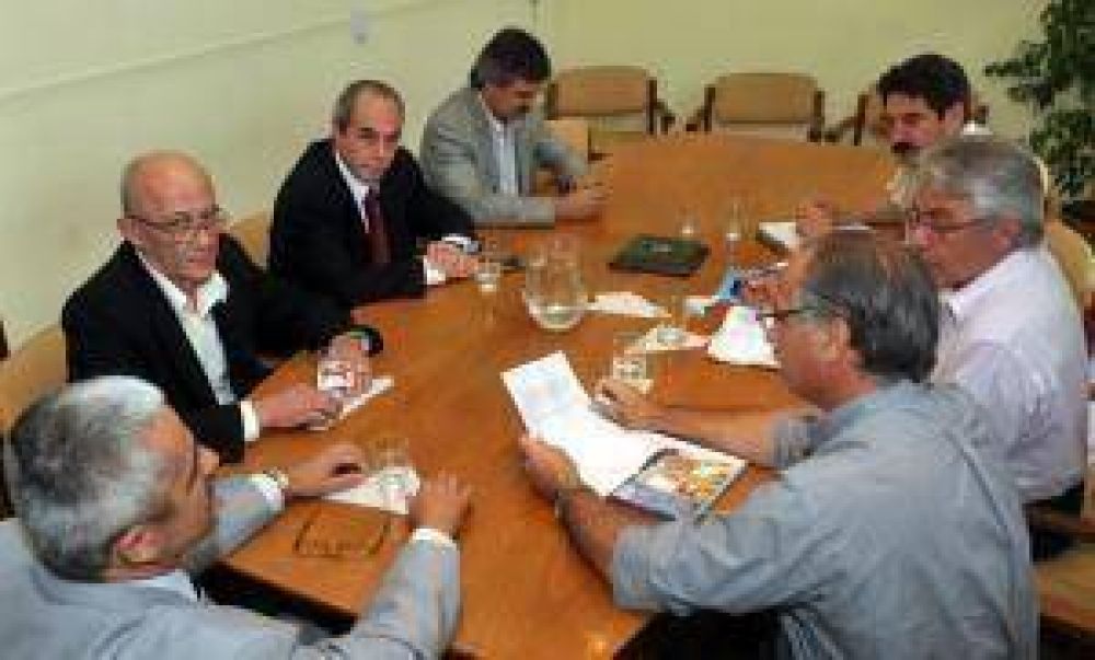 UEPC acept� la oferta y el salario inicial de maestra sube a $ 2.233