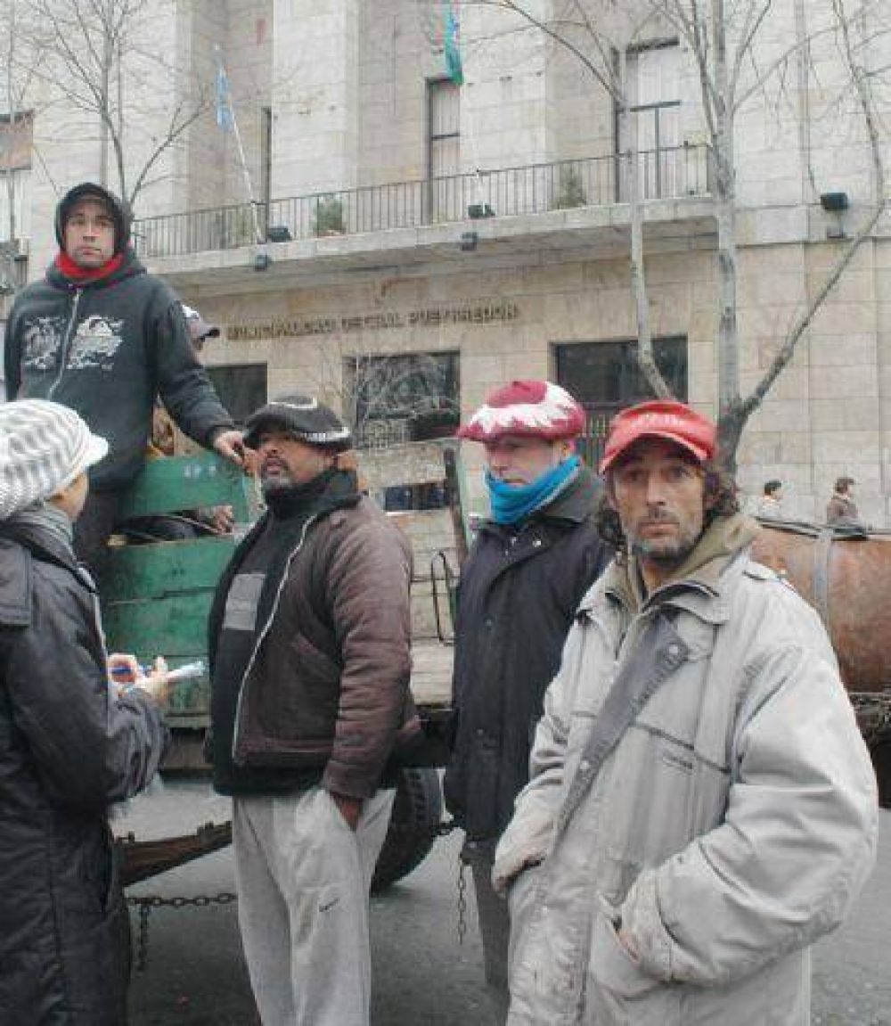 Cartoneros llegaron con sus caballos y carros hasta la Municipalidad para expresar su bronca al proyecto de Rizzi