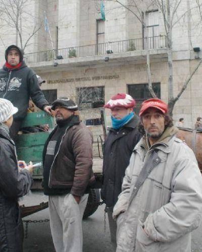 Cartoneros llegaron con sus caballos y carros hasta la Municipalidad para expresar su bronca al proyecto de Rizzi