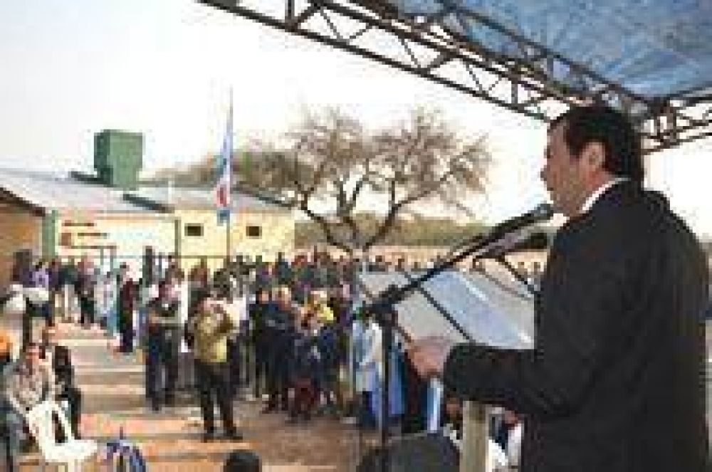 Zamora inaugur� obras de ampliaci�n y refacci�n en escuelas del interior 