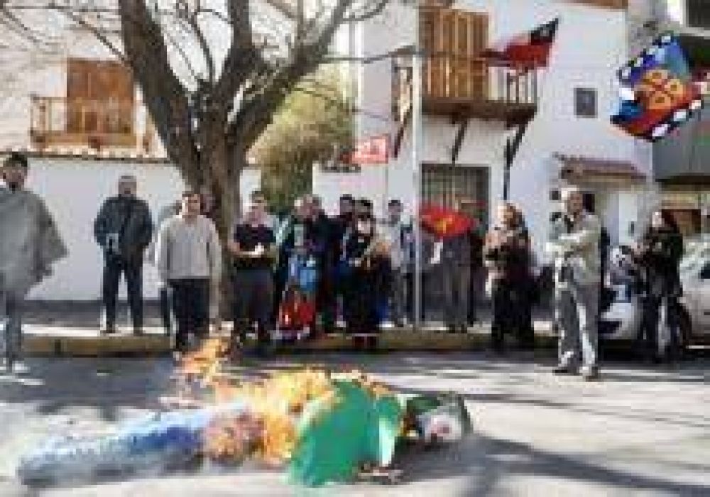 Mapuches protestaron en el consulado chileno