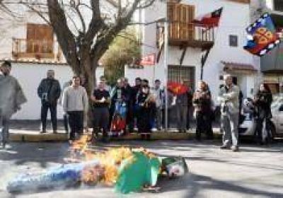 Mapuches protestaron en el consulado chileno