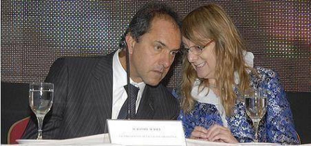 Scioli y Alicia Kirchner encabezan acto en Gobierno