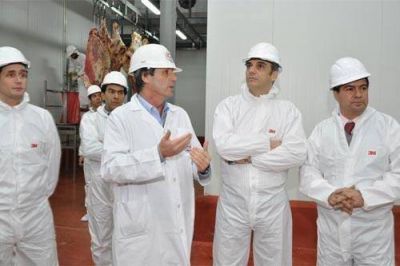 El titular de la Oncca visit� el frigor�fico Forres-Beltr�n