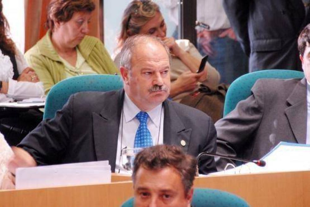 Cuestionan proyecto pesquero de diputado deseadense 
