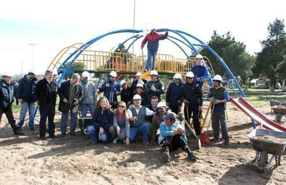 Cooperativa trabaja en la puesta en valor de la plaza de Santa Rosa de Lima