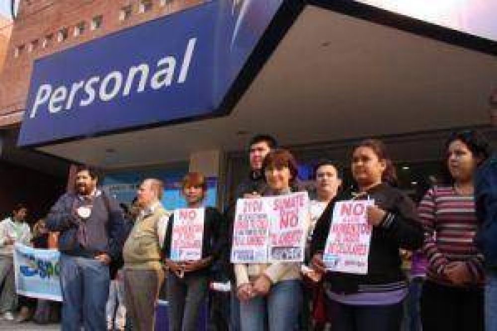 Acto de repudio por el aumento de tarifas en la telefon�a m�vil