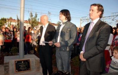 Una plaza de banfield lleva el nombre de Sandro