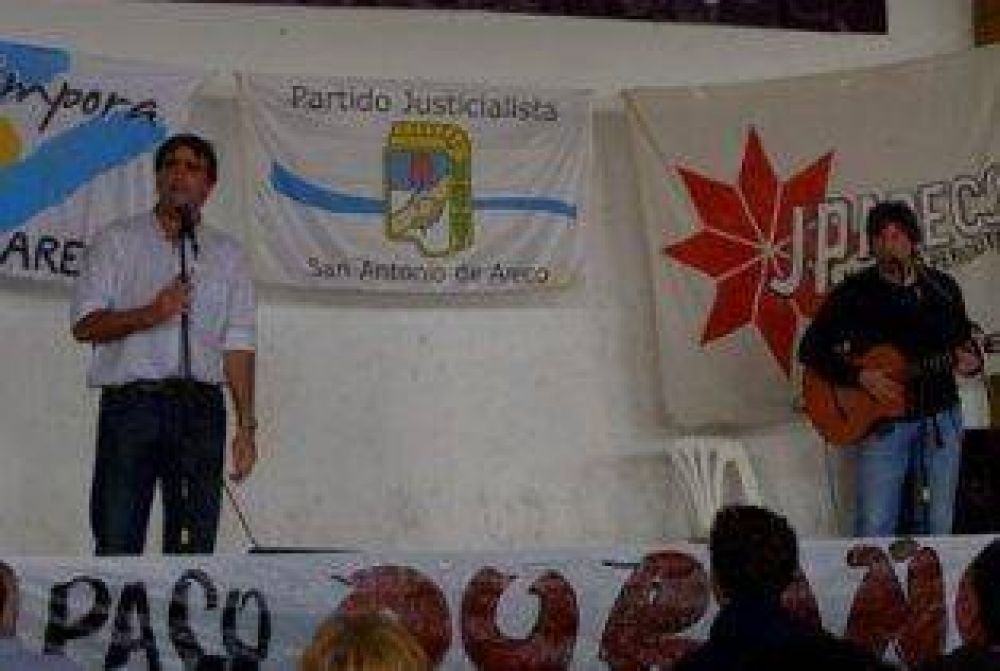 Boudou lleg� a Areco en moto y cant�.
