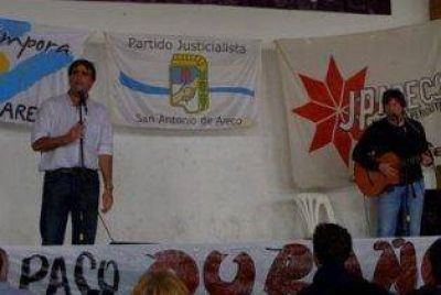 Boudou lleg� a Areco en moto y cant�.