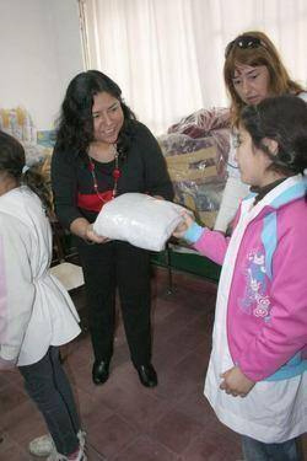 Consejo Escolar entreg� indumentaria y calzado en la Escuela Nro. 12 del Barrio Otamendi Joggins, buzos y zapatillas para los alumnos