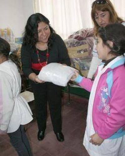 Consejo Escolar entreg� indumentaria y calzado en la Escuela Nro. 12 del Barrio Otamendi Joggins, buzos y zapatillas para los alumnos