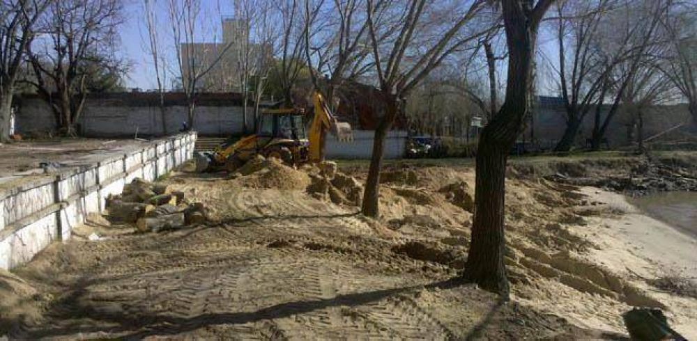 Siguen construyendo los veredones en el Ex Balneario Municipal A�n sin noticias del obrador del "tablestacado"