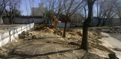 Siguen construyendo los veredones en el Ex Balneario Municipal A�n sin noticias del obrador del "tablestacado"