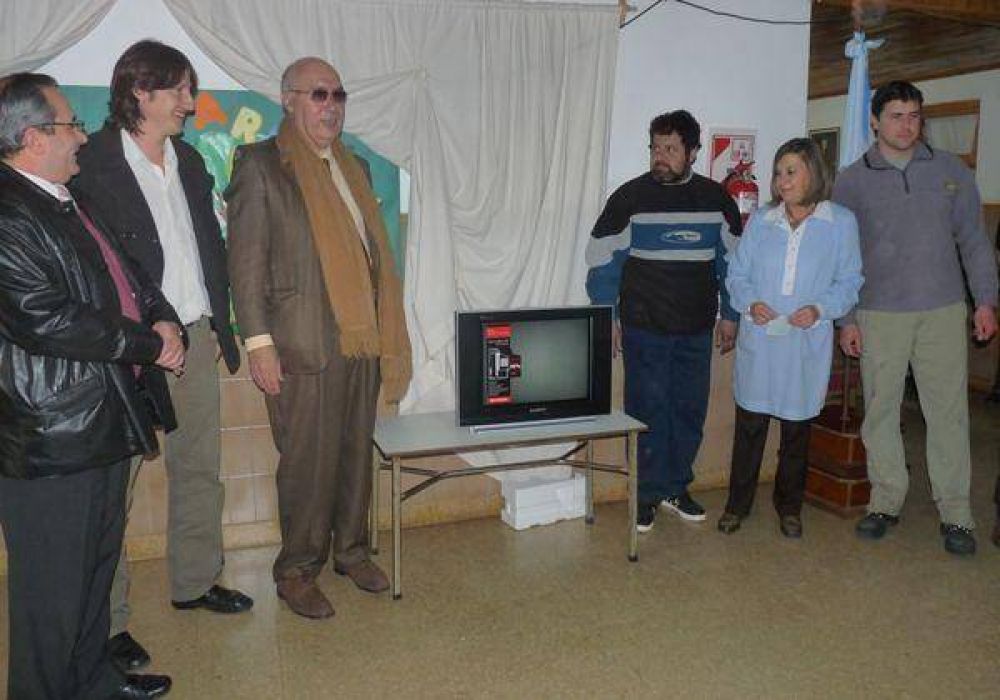 Gorosito hizo entrega de un televisor y de $4500 al Jard�n n� 906 