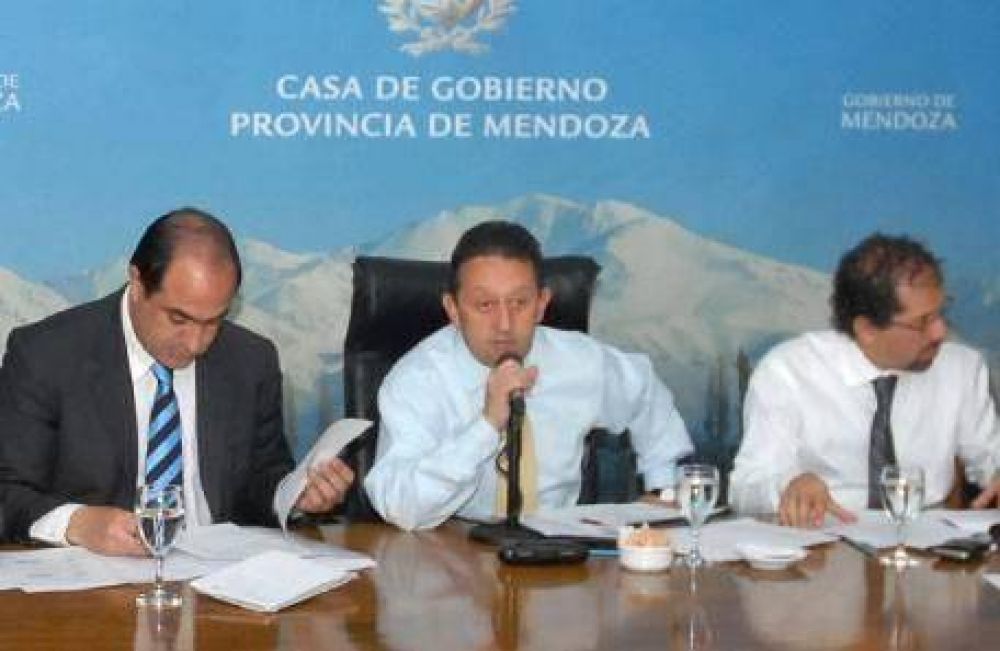 El Gobierno reforz� su embestida contra los jueces y avanz� en el juicio pol�tico contra el jefe de la Suprema Corte