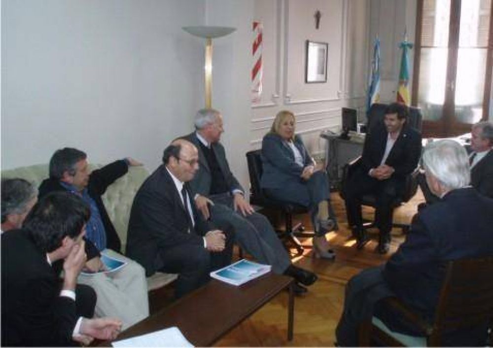 Al Secretario de Turismo bonaerense, Lic. Crotto  La Presidente del COPRONE Stella Giroldi present� el Plan Estrat�gico de Desarrollo Sustentable del Turismo